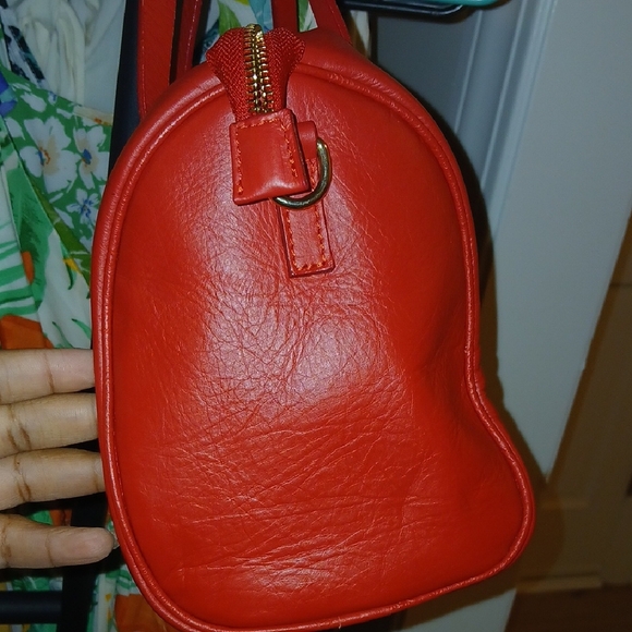 Stylish Red Leather Shoulder Bag - Picture 5 of 8